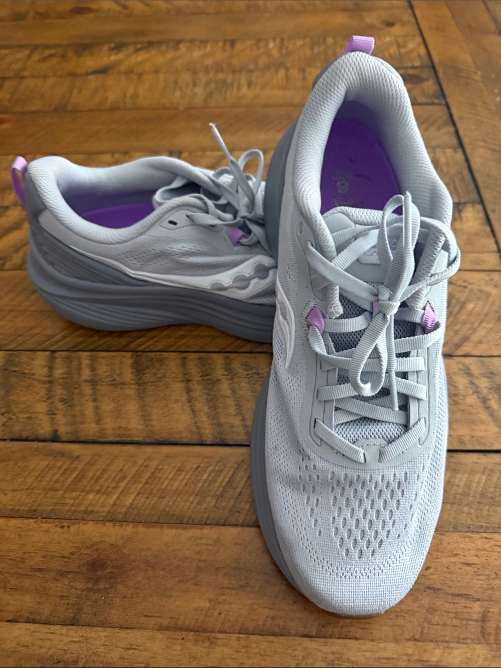 Saucony Women's Light Gray Running Shoes with Purple Accents